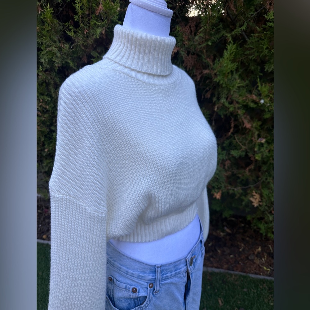 Women’s Cozy Holiday White Turtleneck Cropped Knitted Sweater size M - Picture 2 of 3